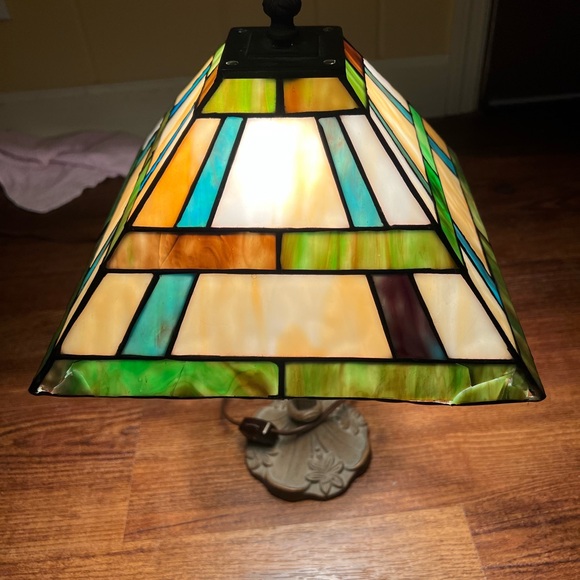 Underwriters Laboratory Vintage Small Portable Tiffany Stained Glass Lamp - Picture 6 of 14